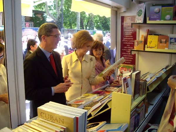 Visita Real a la caseta de El Argonauta en la Feria del Libro